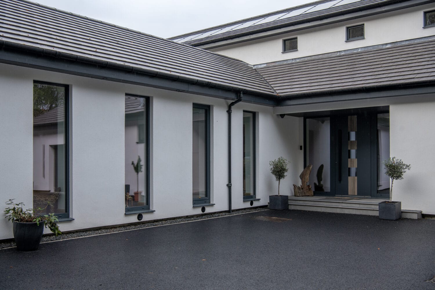 Modern garden house with large bi-folding doors providing seamless indoor-outdoor connection in Aberdeen. Perfect for stylish, functional outdoor living spaces.